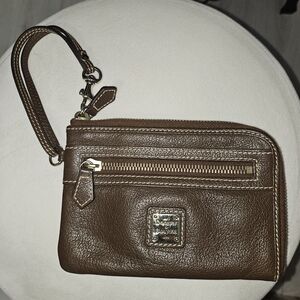 🚫❌️SOLD! Dooney & Bourke Chocolate Brown Leather Zip Around Wristlet Wallet